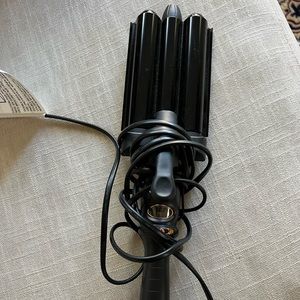 Amika hair waver